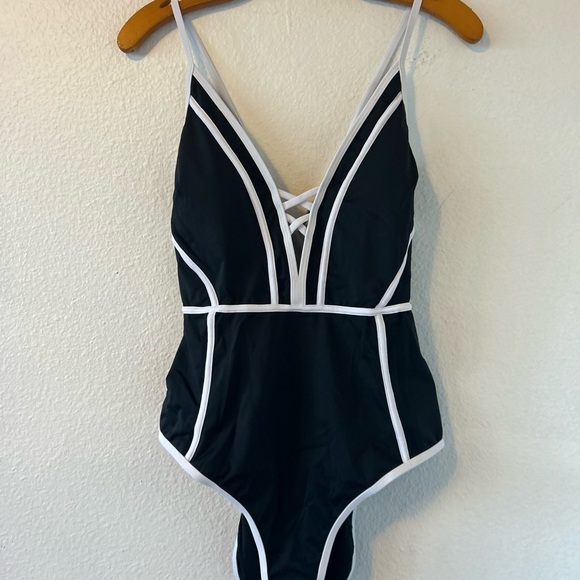 CUPSHE Monochrome Plunging Crossback Slim & Sculpt One Piece Swimsuit Size L - Picture 8 of 10